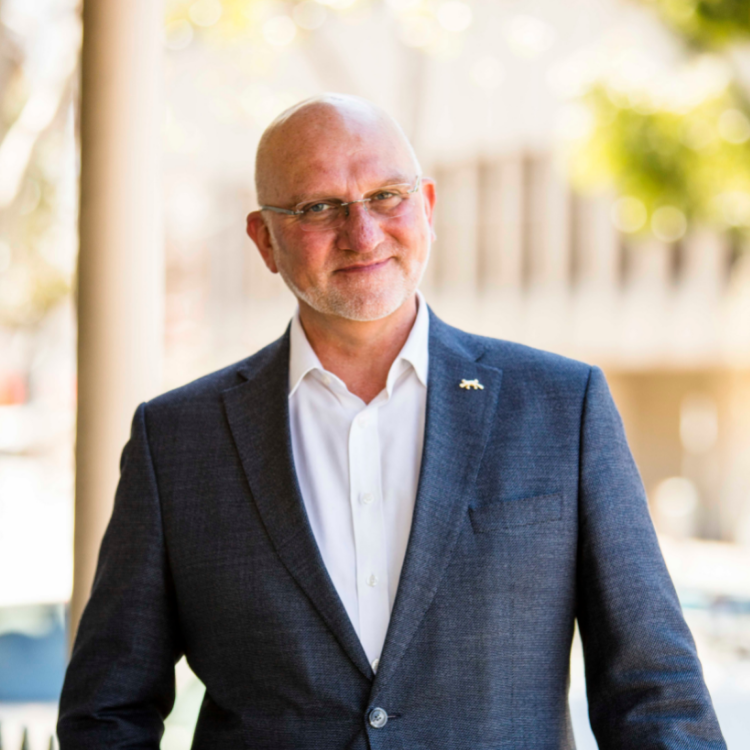 Dr Erol Harvey Headshot 